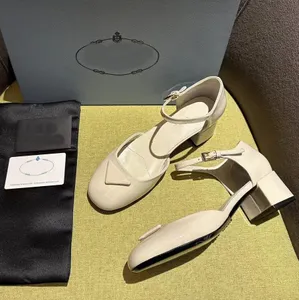 럭셔리 디자이너 Mary Jane Shoes 여성 캐주얼 래커 가죽 라운드 발가락 4cm 낮은 힐 끈 댄스 발레 댄스 신발 파티 파티 샌들 크기 35-42