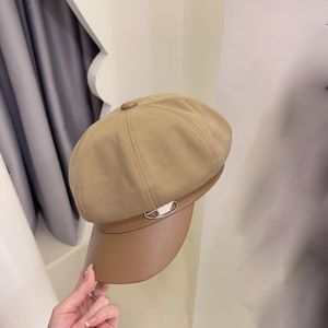 Kvinnors basker Desigengener Fashion Street Style Hats för kvinnor utomhus lyxiga hattar