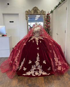 Luxious Red Tulle Cape 15 år gammal sammet quinceanera klänning 2024 handskar guld spetsar applikationer söt 16 klädfest klänning snörning