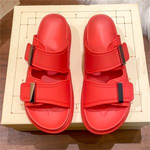 Mode kvinnors sandaler designer sandal hybrid gummi glid korall vit svart gula röda kvinnor tofflor sommar glider lyx toffel skor 35-40