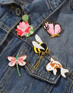 Dragonfly Bee Butterfly Lotus Karp Kształt Kształt Boża Unisex Seria owadów Kwiaty Fish Pins Lapel Pins European Sweater Ubrania A9198751