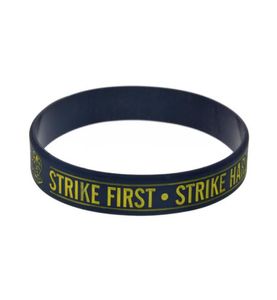 100 PCS Strike First Strike Hard No Mercy Pulseira de Borracha de Silicone Decoração Clássica Logotipo Adulto Tamanho Black9839354