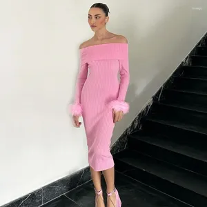 Lässige Kleider Schulterfrei Langarm Midikleid Rosa Slash Neck Abend Party Frauen Winter Rippenfigurbetont mit Feder