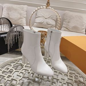 Stivaletti di alta qualità Designer con tacco alto e punta a punta, grosso stivaletto corto, design classico in rilievo per le donne, suola in vera pelle di lusso, scarpe fredde in pelle scamosciata