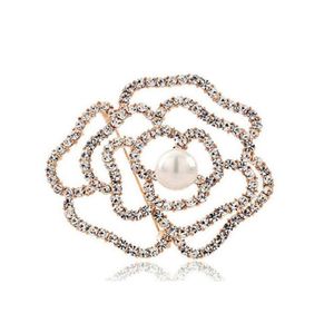 Högkvalitativ ihålig rosblomma Brosch Women Fashion Scarf Pins Luxury Diamond Crystal Shell Pearl Brosches Wedding Bride Bouquet 5602890