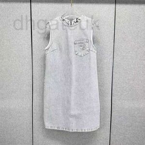 Vestidos casuais básicos designer marca 2023 outono nova luz cinza peito carta padrão sem mangas reta cowboy vestido tendência feminina 69c8