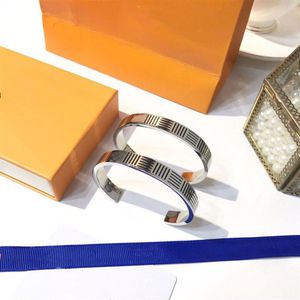 럭셔리 디자이너 뱅글 애호가 보석 에나멜 티타늄 스틸 조각 v 편지 패션 단순한 남자와 여자 선물 액세서리 SU3048