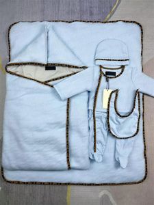 ロンパーズ新生児のキットキルティングコットンデザイナーロンパース +包装毛布寝袋ファッションベイビーレタージャンプスーツ帽子ソフトビブチー