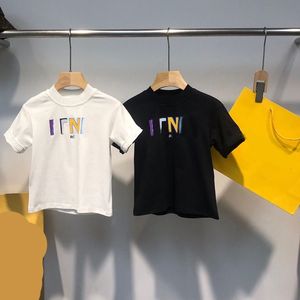 男の子と女の子のための夏の新しい短袖Tシャツ