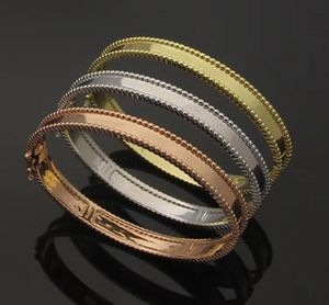 2022 Modepar Bröllopsarmband för män Kvinnor Klassiska signaturarmband Designer Luxury Fourleaf Clover Armelets smycken6749821