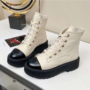 Designers Boots Boots Channel Booties CCLYS Womens Martin Kodek White For Cowboy Black Combat Chelsea Wysoka jakość inspirowana moda