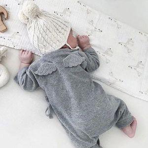 ハニーチェリーの女の赤ちゃんパジャマコットンバンデージエンジェルウィングスレジャーロンパーヨーロッパの子供服生まれジャンプスーツ231226