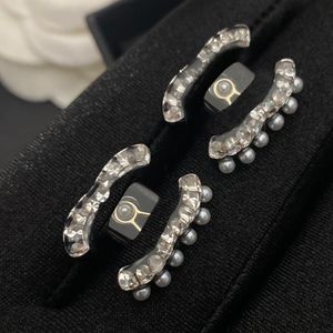 أنماط ساخنة مصمم أقراط الأذن سيرة Sier Plated Copper Fashion حلقة حلقة Drop Crystal Brand Letter Design Heart Womens Pearl Wedding Jewelry Gifts