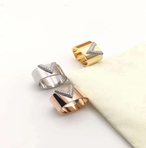 Europe America Style moda mężczyźni Lady Women Titanium Steel Ustawienia Full Diamond v Inicjały szerokie pierścienie Rozmiar US5US93833445
