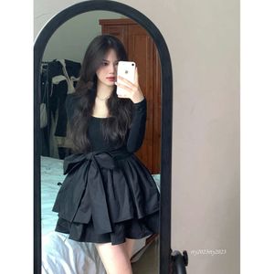 Vestido de outono da primavera Temperamento, vestido preto, estilo perfumado de princesa Pengpeng, senso avançado francês, vestido de fundo embrulhado na cintura, pequeno