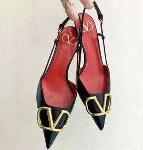 2024女性サンダルデザイナーハイヒールシューズラグジュアリーvメタルバックルブランド夏のリアルレザーヌードブラックマット薄ヒール6cm 8cm 10cm赤い結婚式の靴