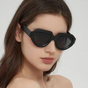 Güneş gözlüğü büyük boy y2k kadın bayan modaya uygun büyük çerçeve vintage kedi göz güneş gözlükleri moda fütüristik punk siyah tonlar