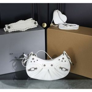 Tasarımcı Le Cagole Orijinal Deri Omuz Çantası Kadın Perçin Patlayıcı Desen Tavalar Kalp Şekleli Asılı Ayna Beyaz Omuz Çantası Kutu