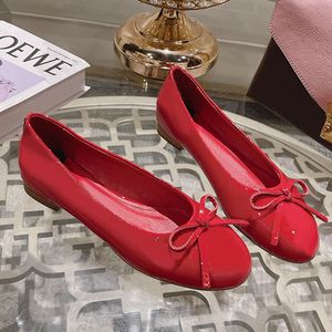 Luxury Designer Flats Mocassões em Releição Novo Patente Ballerina Round Toe Sandália de balé feminino