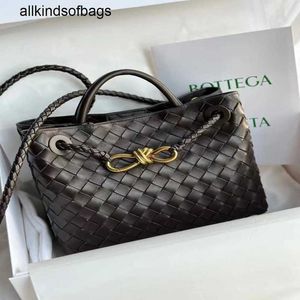 Bottegaaveneta Handbags Andiamos Bags Китай в настоящее время поддерживает идентификацию классных австралийских аутентичных сумок Andiamo с глубоким шоколадом, сотканных насквозь в frj