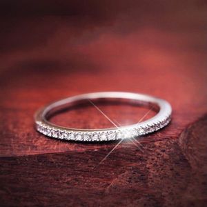 Moda Orijinal% 100% 925 STERLING Gümüş Bant Yüzükleri Kadın Düğün Takı Hediyesi Klasik Simüle Platin Diamond CZ Ring Boyutu 4-2564