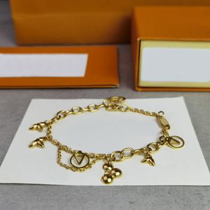 Kvinnors juveler liten blomma armband designer armband rosa bokstav kristall pläterad guld charm luxe mode smycken kvinnor gåva med låda
