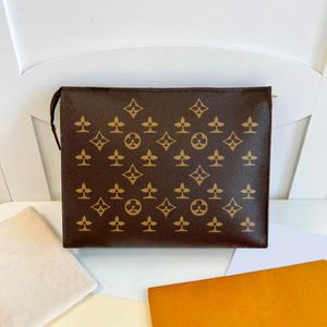 Fall Cross Body Cosmetic Bag M46037 Poche Toilette äkta läderslingväska Travel Axel Toalettet Satser Designer Kvinna kuvertväskor