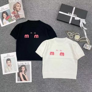 Miumius Spring/Summer New 3D Flocking Embroidery Letter編み半袖女性丸い首のショートセーターTシャツ