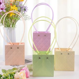 Portable Flower Box Cowhide Flower Gift Bag Rose Packaging Box med handtag Bukett bröllopsfest dekoration leveranser 231227