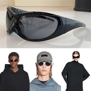 SKIN XXL CAT SONNENBRILLE IN SCHWARZ Brillengläser BB0252S aus biobasiertem eingespritztem Nylon sind in mehreren Looks der Winterkollektion 22271E erhältlich