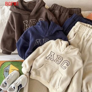 Garnitur dla dzieci jesienny zimowy powłok litera dzieci z kapturem Sweter polarny Polar Polie 2pcs Set Boy Girls Casual Athletic Wear 231226