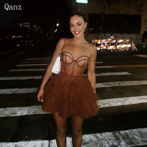 Qanz sexy vestidos de baile curto tule tule marrom risão sem alça de babados vestidos de aniversário de regresso a casa para mulheres Luxo 231227