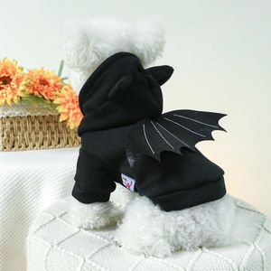 1 st Pet Apparel Dog Cat Autumn Winter Tjock varm svart Halloween Bat Wing -kappa med dragkamp för små medelstora hundar 231227