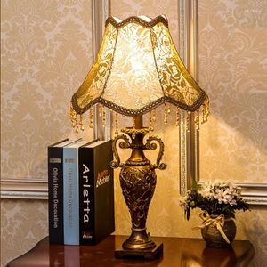 Bordslampor europeiska vintage lamp sovrum amerikanskt tyg bröllop rum levande antik sängplats