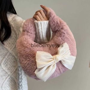 Totes Autumn/Winter Bowknot Plush Top Handtag påsar Luxury Designer Warm Wristlet Bag Sweet Bow faux pälshandväskor mjuka fluffiga telefoner Toteblieberryes