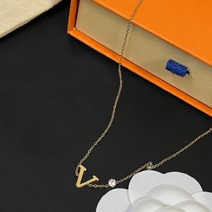 Crystal Neckor Designer Pendants Classic Brand Letter rostfritt stål Necklace Charm Heart Pendant For Women Girl Valentines Engagement