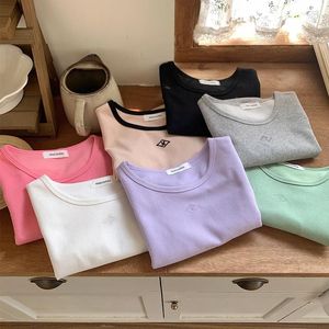 여자 T 셔츠 7colors 2023 여름 한국 브리프 스타일 자수 짧은 슬리브 티셔츠 여자 캐주얼 와플 탑 티 셔츠 셔츠 셔츠 셔츠 (x2798)