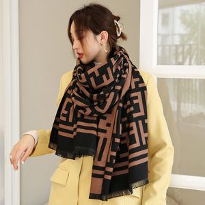 女性のデザイナースカーフ2024レターの新しいスタイルのショールサイズ65*180cm厚いフェイクカシミア冬のエアコンディショニングデート屋外旅行のために暖かい
