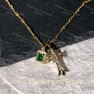 Designer ch Cross Luxury Chromes Pendant Necklace Emerald Copper Plated Heart Neckchain Sweater Chaver Lover Gift Märke Fri frakt Ny 2024 O5AH