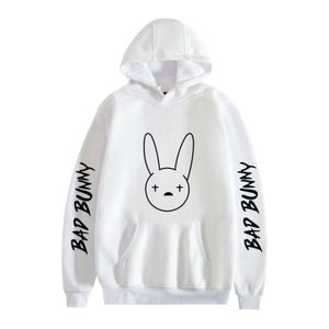 Singer Bad Bunnys omgivande kläder är fashionabla och enkla avslappnade sportmän och kvinnors huva jacka är ny