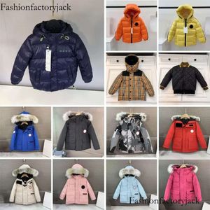 冬の新しいデザイナーの子供たちは男の子のためにジャケットをコートします本当のアライグマの毛皮の濃い暖かい赤ちゃんアウターウェアコート2-12ボーイズガールズジャケットの年