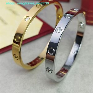 Love Bangle Gold Diamond Au 750 18 K Never Fade 16-19 Size مع شهادة Counter Box الرسمية المتماثلة ذات الجودة العليا العلامة التجارية الفاخرة 193V