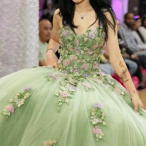 セージグリーン光沢のあるVネックボールガウンQuinceanera Dresses 2024 3Dフラワーアップリケスウィート16ドレスレースアップコルセットベスティドス15アノス