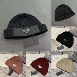 Designer Beanie Hat Men Women Autumn Inverno Cappotte da cranio Casual Triangolo invertito Materiale australiano in lana australiana