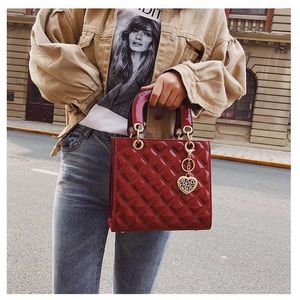 28% zniżki na designerską torbę Nowy styl Square Modna Lingge Mały pachnący łańcuch wiatru Ręczny Trendowy High End Prosty Prosty One Rame Crossbody Bag