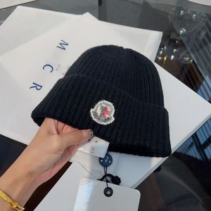Designer de moda Moncleir 2024 outono e inverno novo chapéu de lã de malha de luxo chapéu de lixo site oficial versão 1: 1 ofício