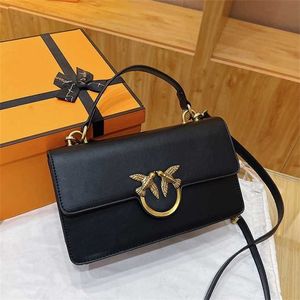 % 18 indirimli tasarımcı çantası Yeni kadınlar Kore moda çifte uçan kırlangıç ​​temiz yüz küçük kare çok yönlü zincir bir omuz crossbody çanta moda