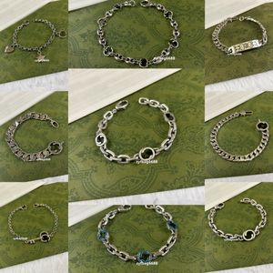 Lyxdesigner armband designer smycken sterling silver nyckel hänge med små bi bokstäver tryck dekoration engagemang gåva för män och kvinnor på mode