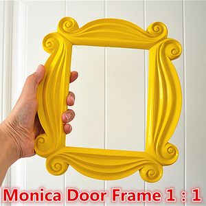 zk30 Serie TV Friends Monica fatta a mano Cornice per porta in legno Giallo P o Frames da collezione per la decorazione domestica 231226