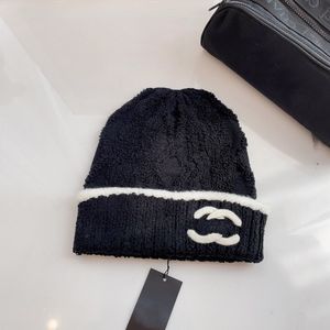 Designer Beanie Luxury Hat Winter Knit Bonnet Män och kvinnor varm mössa Mångsidig trä temperatur kall mössa skidkappar Europa tidvatten flera stilar är mycket bra